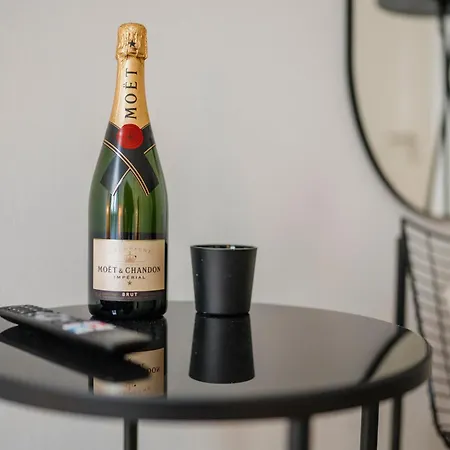 Homely - Chic Flat, View, Subway, Cafe, River Apartment *