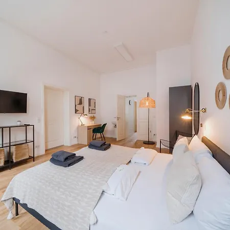 Daire Homely - Chic Flat, View, Subway, Cafe, River