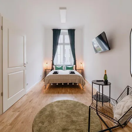 Daire Homely - Chic Flat, View, Subway, Cafe, River *