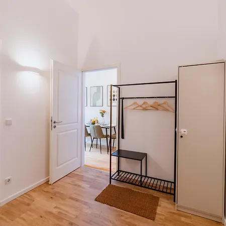 Homely - Chic Flat, View, Subway, Cafe, River