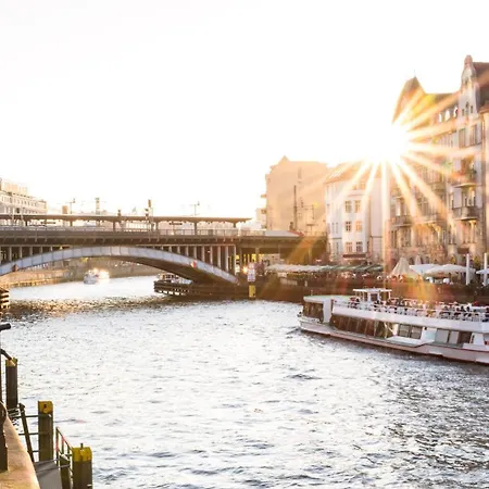 Daire Homely - Chic Flat, View, Subway, Cafe, River