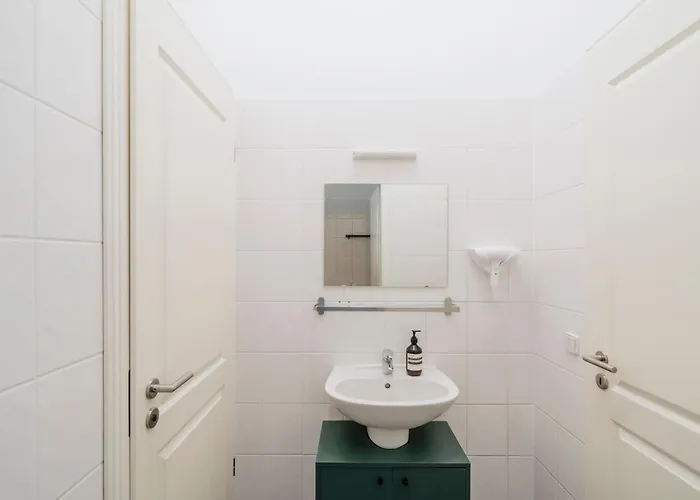 Homely - Chic Flat, View, Subway, Cafe, River شقة