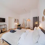 Апартаменты Homely - Chic Flat, View, Subway, Cafe, River