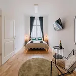 Апартаменты Homely - Chic Flat, View, Subway, Cafe, River *