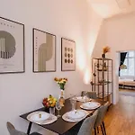 Homely - Chic Flat, View, Subway, Cafe, River Апартаменты *