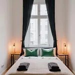 Homely - Chic Flat, View, Subway, Cafe, River Апартаменты *