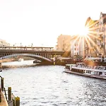 Апартаменты Homely - Chic Flat, View, Subway, Cafe, River