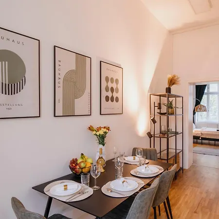 Homely - Chic Flat, View, Subway, Cafe, River דירה *