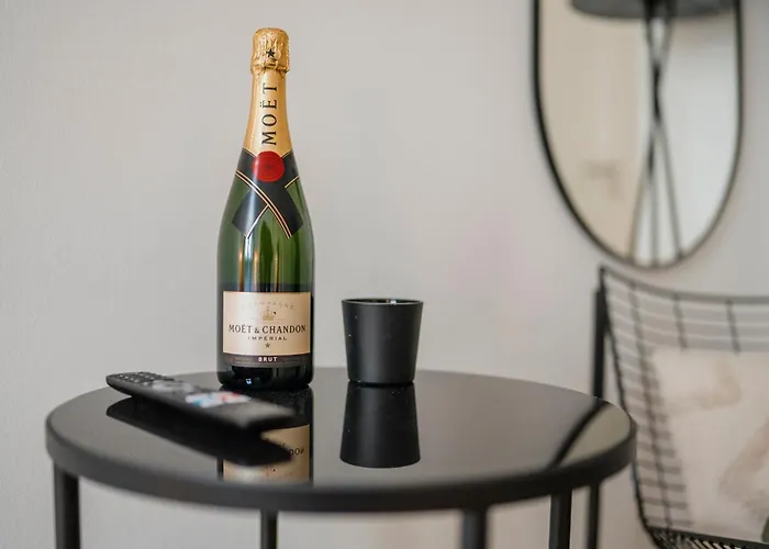 Homely - Chic Flat, View, Subway, Café, River Apartamento *