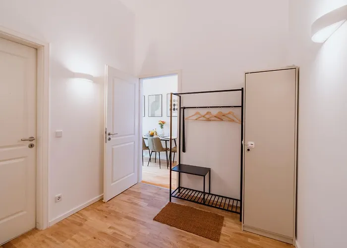 Homely - Chic Flat, View, Subway, Café, River